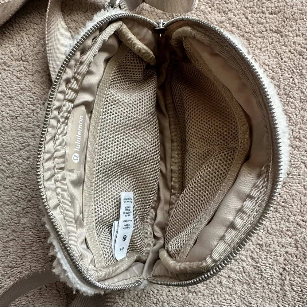 Lululemon Everywhere Belt Bag Fleece in Natural Ivory 1L